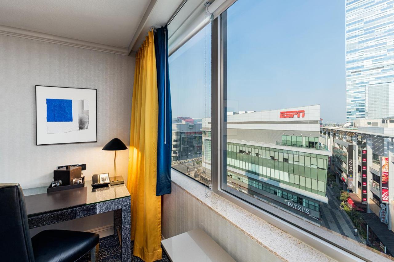 E Downtown Angeles Hotel 4*