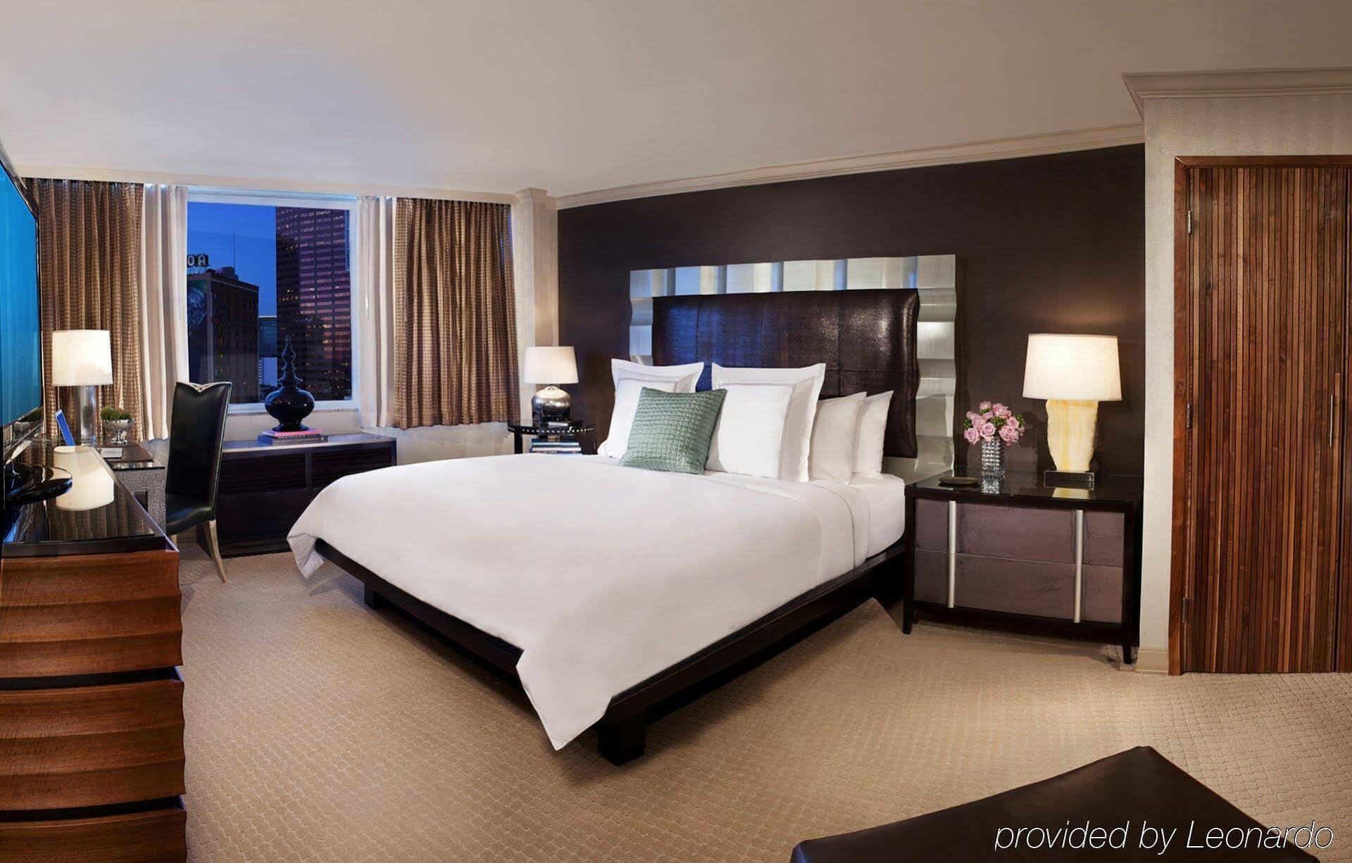 E Downtown Angeles Hotel 4*